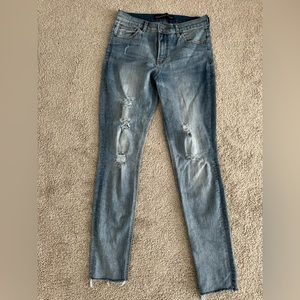 Express Woman’s distressed skinny jeans